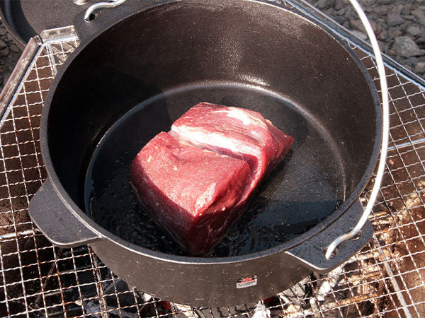 バーベキューの醍醐味！ダッチオーブンでローストビーフを作る