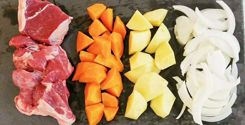 ラム肉、人参、じゃがいもは一口大に切り、玉ねぎは薄めにスライス