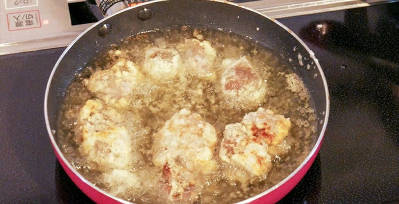 ラム肉を油で揚げる