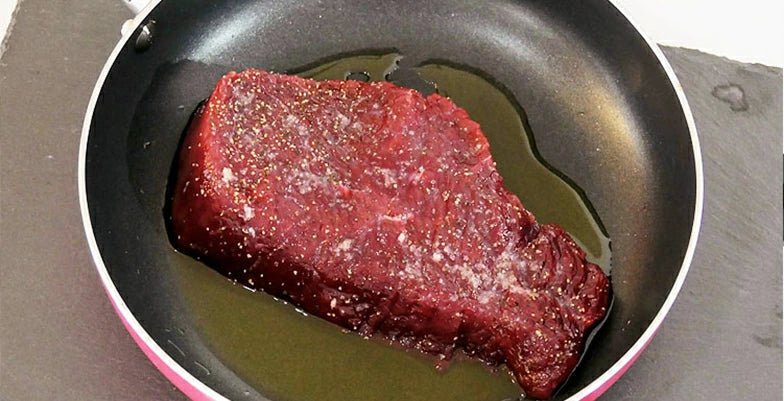 ラム肉を中火で焼く