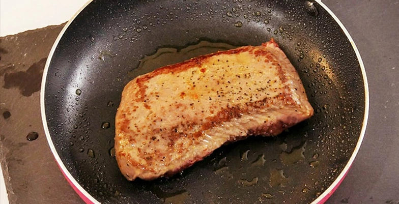ラム肉を両面焼く
