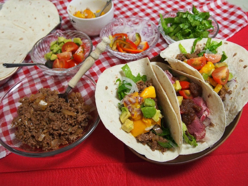 Taco party for Christmas, just like hand-rolled sushi!