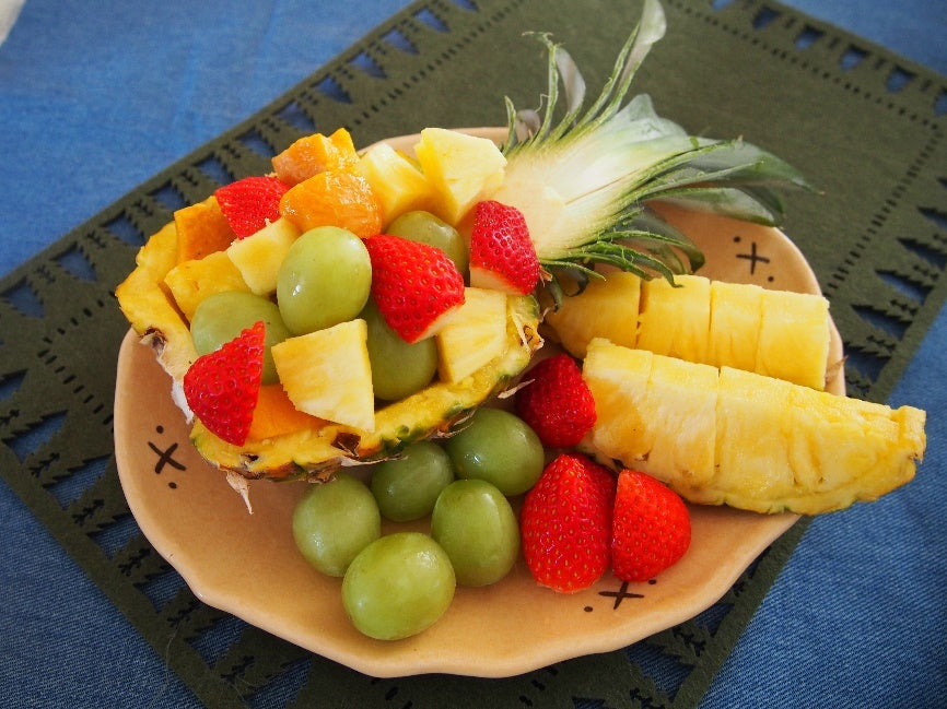 Pineapple-shaped fruit boat