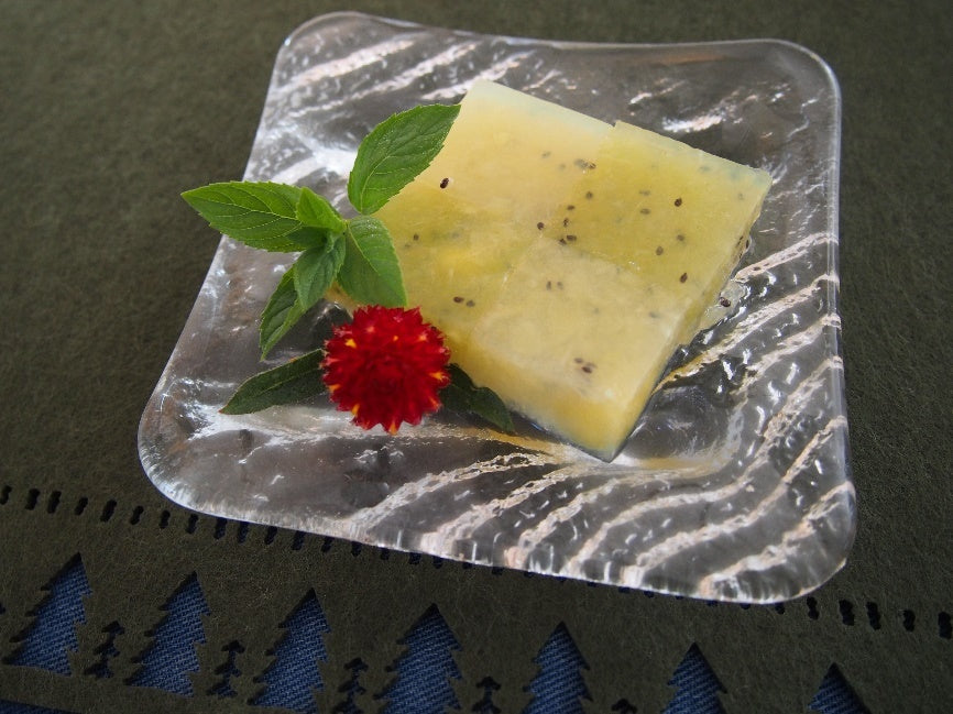 Two-color kiwi agar jelly