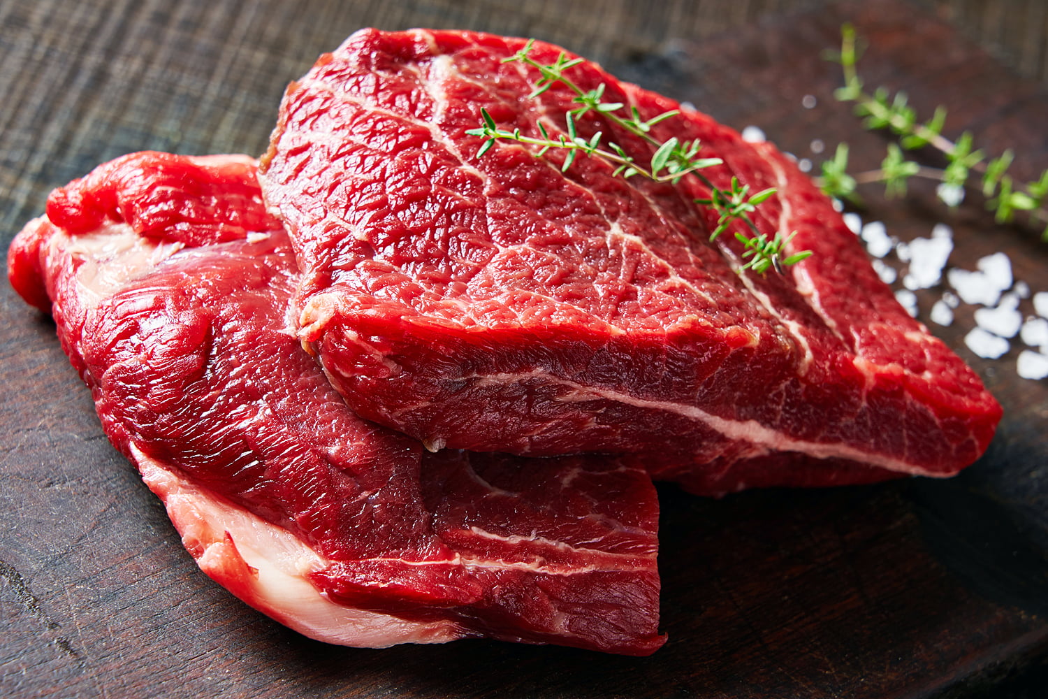 小さな工夫で美味しさが違う！冷凍肉の解凍方法